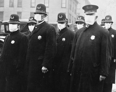 Sietlo policija su kaukėmis ispaniškojo gripo pandemijos metu