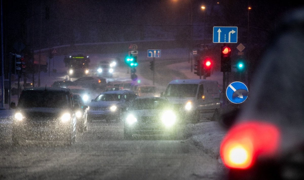 Ankstyvas rytas snieguotose Vilniaus gatvėse