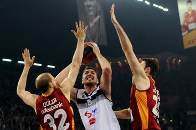 Sinanas Guleras ir Dejanas Musli (abu "Galatasaray") stabdo Milaną Macvaną ("Partizan")