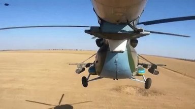 Ukrainiečių pilotas: pavojinga skristi žemame aukštyje, tačiau patiriu didelį pasitenkinimą, kai taikinys yra sunaikinamas