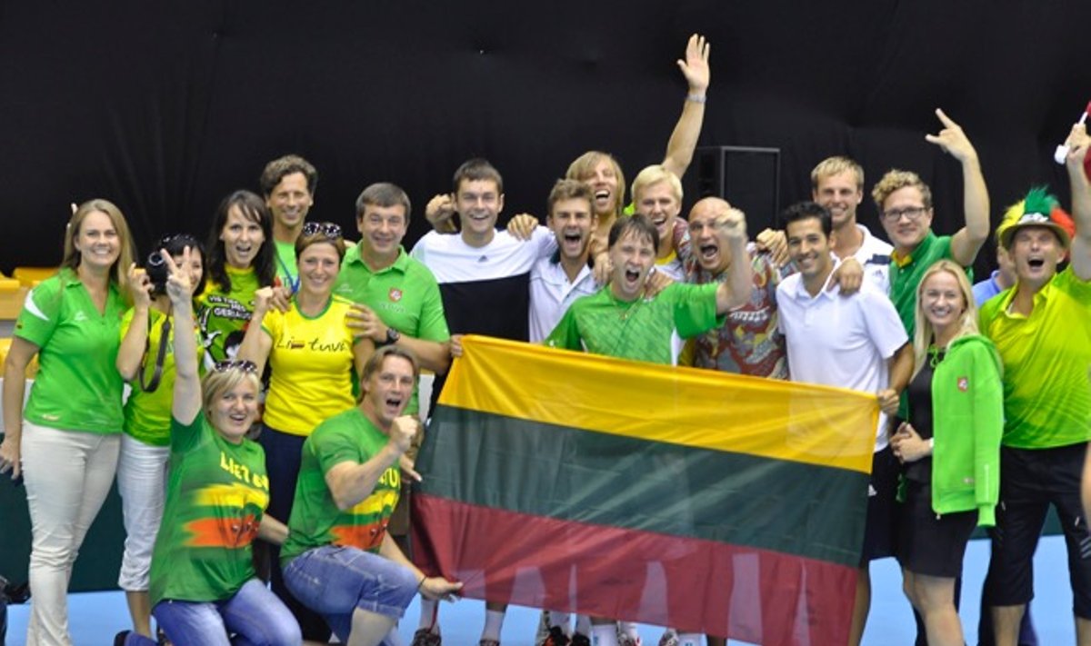 Lietuvos vyrų teniso rinktinė su aistruoliais