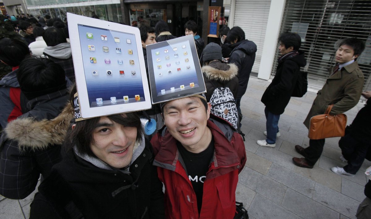 Norinčiųjų įsigyti naująjį "iPad" eilė prie "Apple" parduotuvės Tokijuje