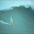 Australas burlentininkas pažabojo įspūdingo dydžio bangas prie Portugalijos krantų