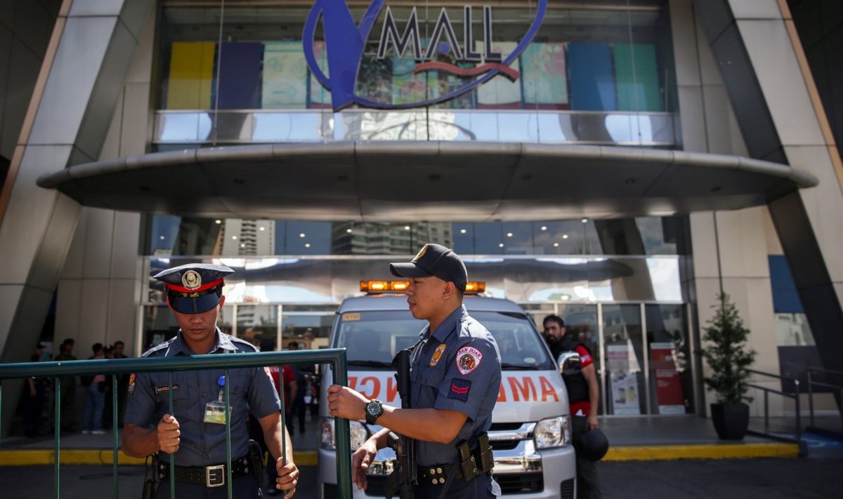 Policija išsiųsta į prekybos centrą Maniloje, kurio darbuotojas, įtariama, paėmė įkaitų