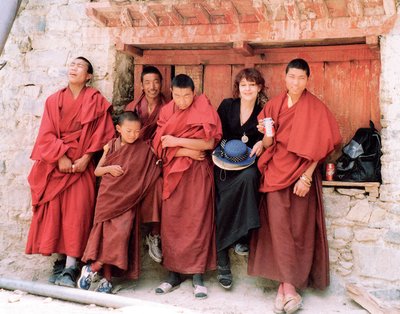 Jurga Ivanauskaitė. Su budistais vienuoliais Tibete, 1998.