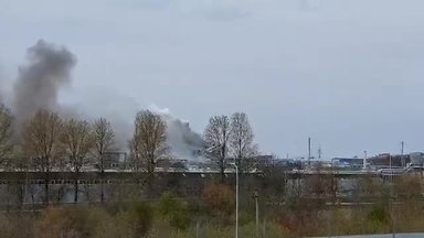 „Klaipėdos medienoje“ nugriaudėjo sprogimas: gyventojai praneša apie besiveržiančius dūmus