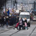 Vengrijos policija panaudojo ašarines dujas prieš demonstrantus prie parlamento Budapešte