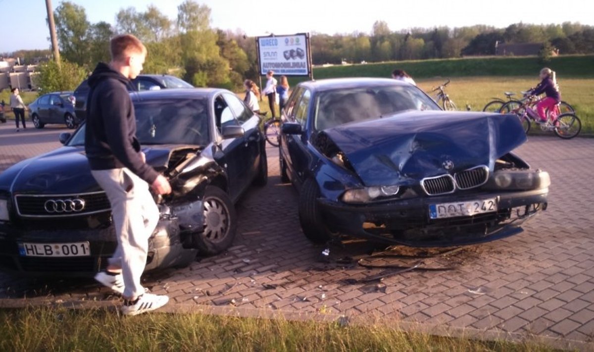 Klaipėdos rajone driftinęs BMW sukėlė avariją, vairuotojas spruko 