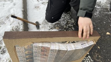 Šalčininkuose sulaikyta didelė kontrabanda: ardant slėptuves stalviršiuose muitininkams pravertė ir plaktukai