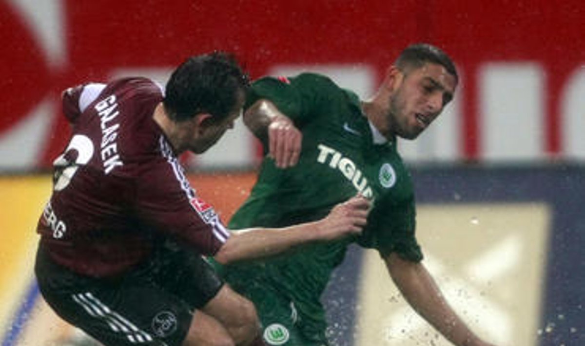 Tomas Galasekas ("Nuernberg") balose kovoja su Ashkan Dejagah ("VfL Wolfsburg") 