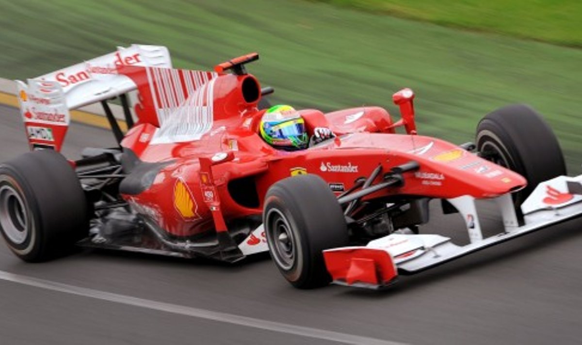 Felipe Massa vairuoja "Ferrari" bolidą
