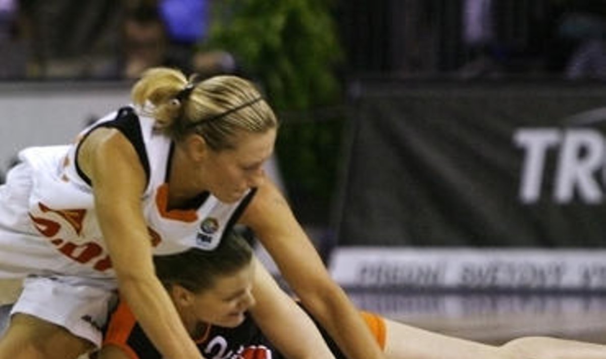Zuzana Žirkova ("Gambrinus", kairėje) kovoja su Florence Lepron ("Bourges Basket")  