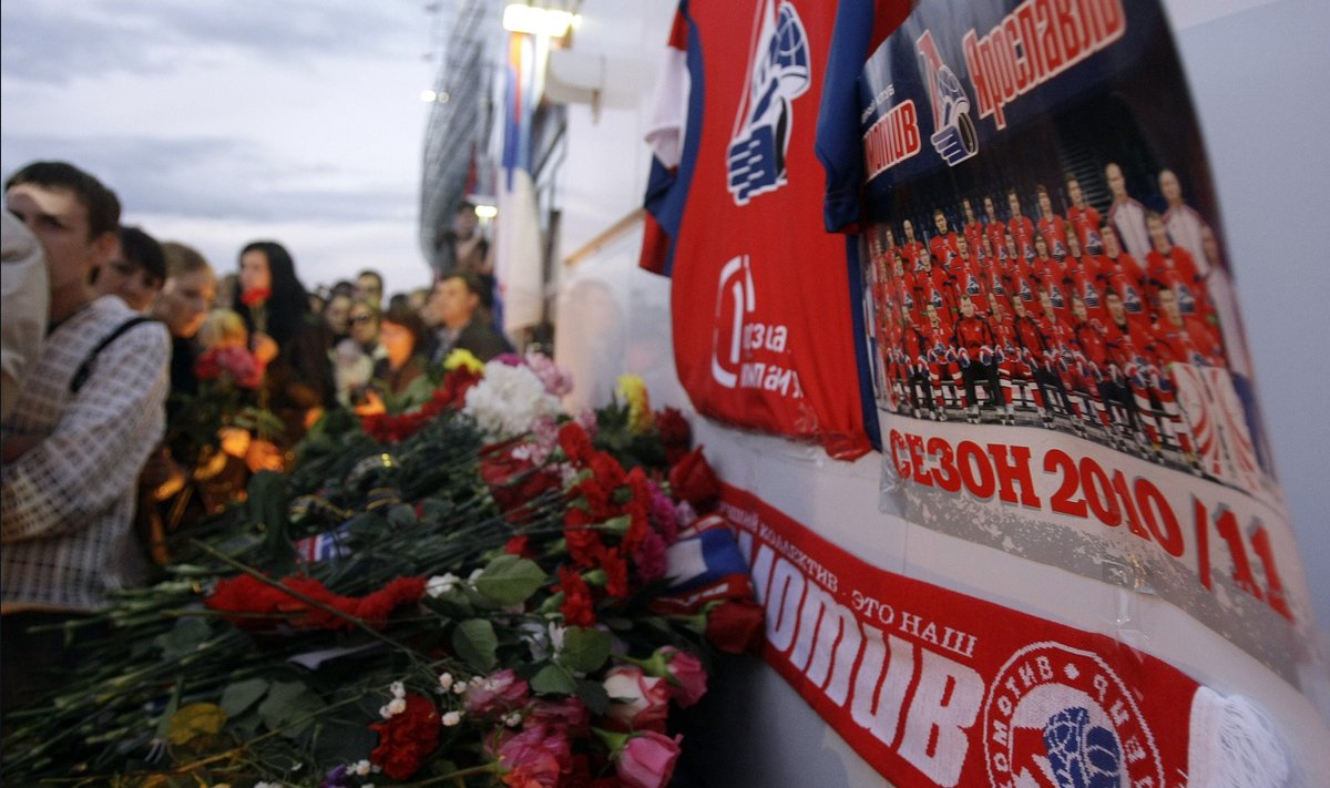 Prie Minsko arenos nešamos gėlės, o Jaroslavlyje skambinama varpais
