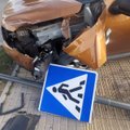 Kaunu lėkęs girtas „Dacia“ vairuotojas nepraleido pėsčiųjų ir nušlavė kelio ženklą