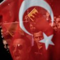 Turkijoje dėl su teroru susijusių kaltinimų išteisinti trys žmogaus teisių aktyvistai