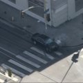 Nuo Los Andželo policijos automobiliu sprukęs bėglys buvo sučiuptas ant stogo