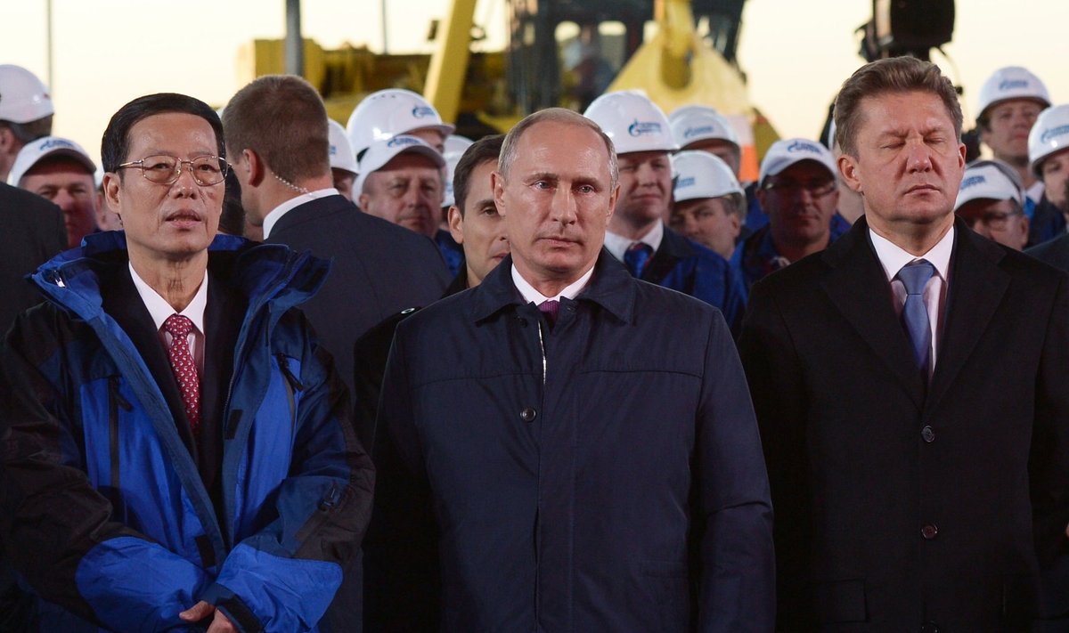 Vladimiras Putinas (centre)