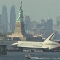 Barža plukdomas erdvėlaivis „Enterprise“ praplaukė pro Laisvės statulą Niujorke