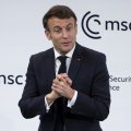 Macronas: tik derybomis galima nutraukti karą Ukrainoje