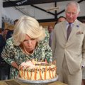 Princo Charleso žmona Camilla 71-ojo gimtadienio proga pūtė žvakutes ant netradicinio torto