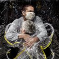 Pasaulio spaudos fotografijos apdovanojimą pelnė apsikabinimo pandemijos metu nuotrauka