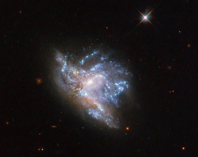 Aptiktas megamazeris, kurio kilmė yra prieš 5 mlrd. metų susidūrusios dvi galaktikos. SARAO/MeerKAT nuotr.