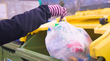 Atliekų tvarkymo iššūkiai žiemą: prišalusios šiukšlės ir rūkstantys konteineriai