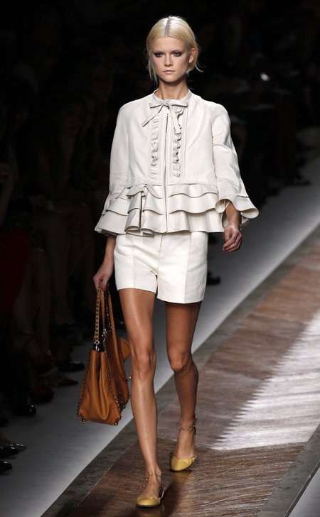 2011 m. pavasario -vasaros tendencijos. Raukiniai ir klostės. Valentino 