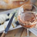 Skandalas Prancūzijoje: ispaniškas rožinis vynas buvo parduodamas kaip prancūziškas