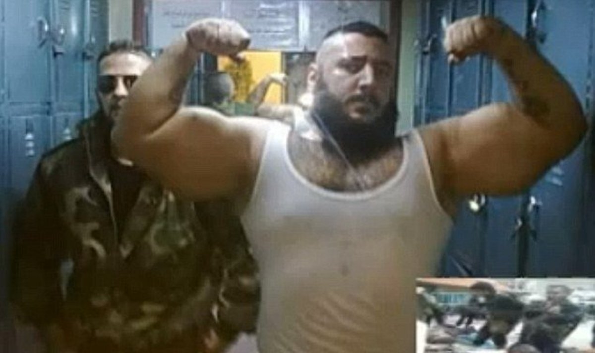 Steroidų pripumpuotas Sirijos valdžios kovotojas