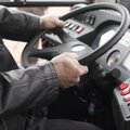 Išgąsdino autobuso vairuotojo elgesys: vairuodamas nusprendė telefone peržiūrėti vaizdo klipus