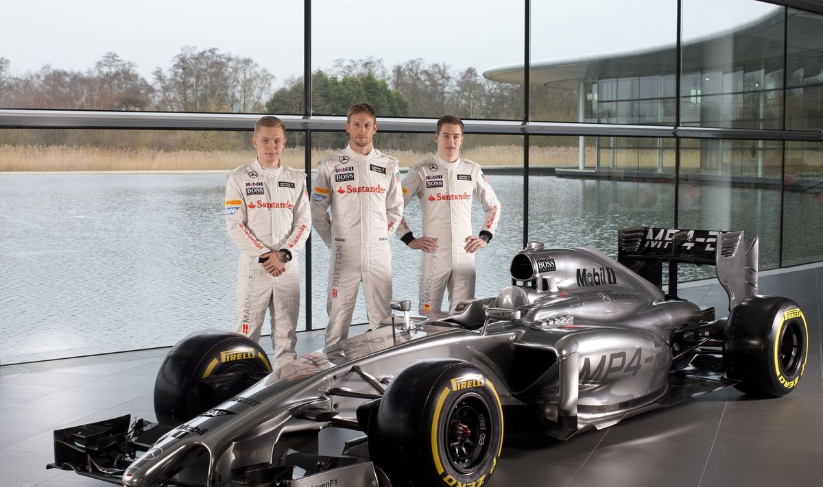 Kevinas Magnussenas, Jensonas Buttonas ir Stoffelis Vandoorne'as prie "McLaren MP4-29" 