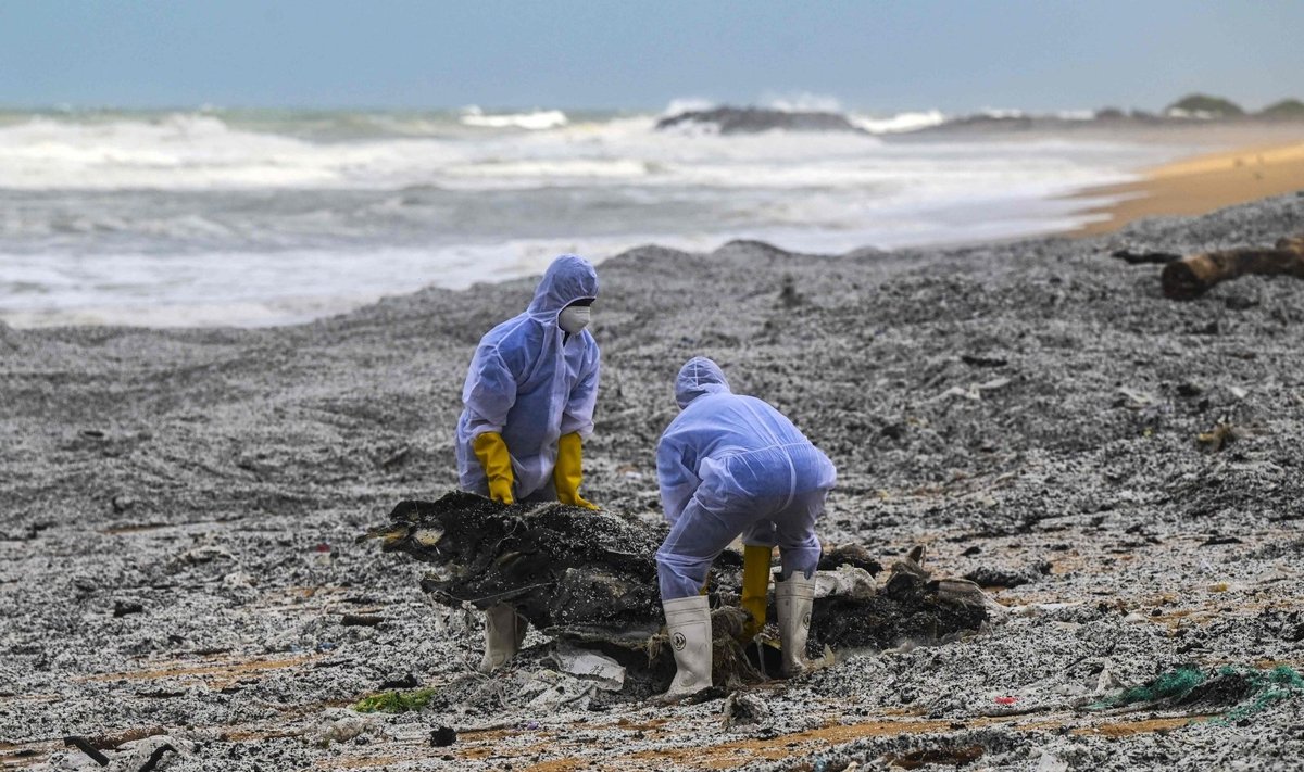 Šri Lankos paplūdimį nuklojo plastiko granulės iš degančio laivo