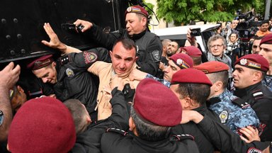Įtampa Armėnijoje: sulaikyti protestuotojai, jų lyderis siekia nuversti premjerą