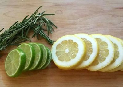 Citrusiniai vaisiai ir rozmarinas