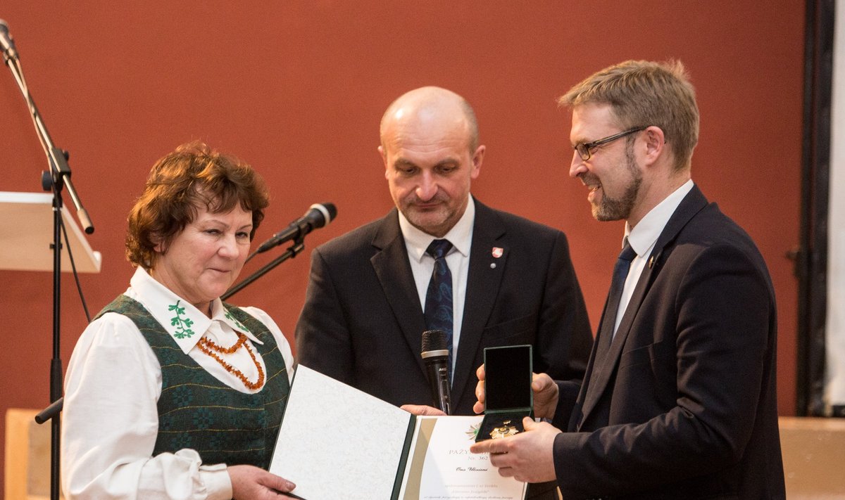 Apdovanojimus įteikė Ministras L.Kukuraitis ir departamento direktorius A. Keršulis