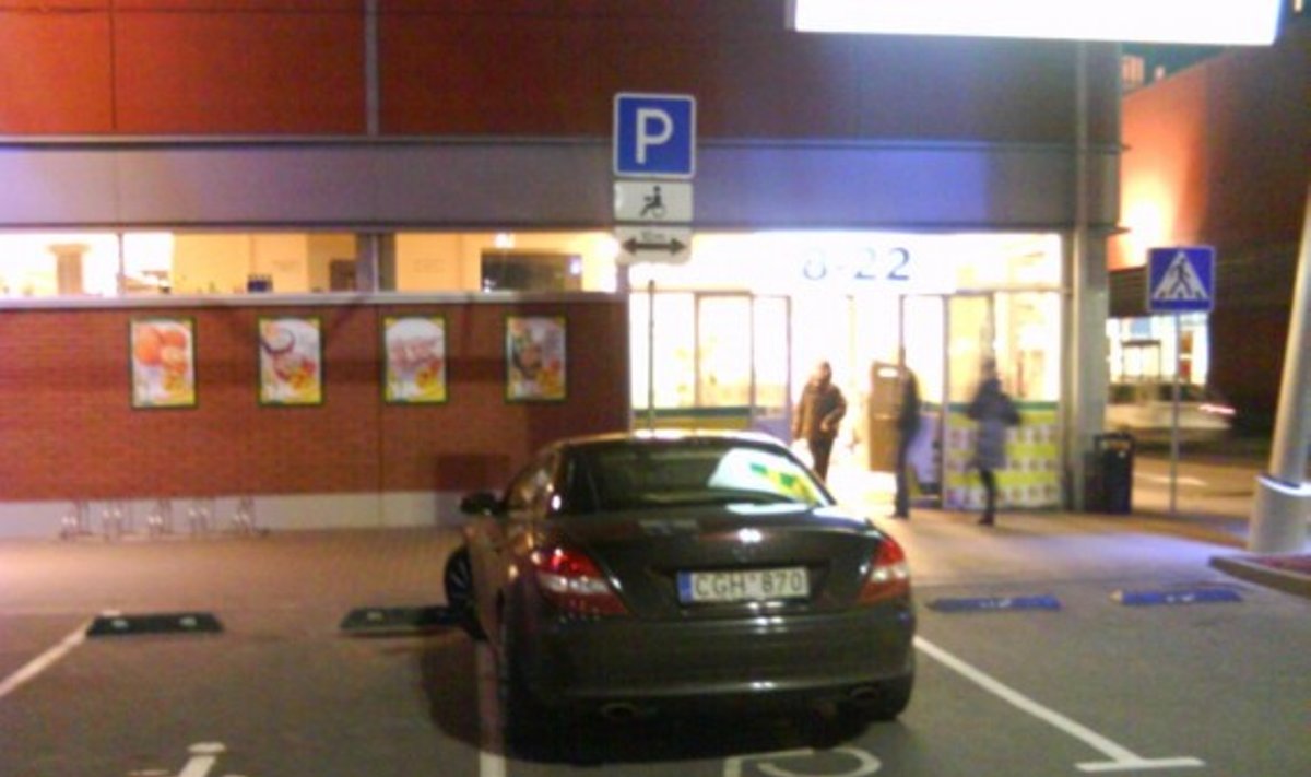 Parkavimas Vilniuje, prie „Banginio“. 2009-10-06, 19.42 val.