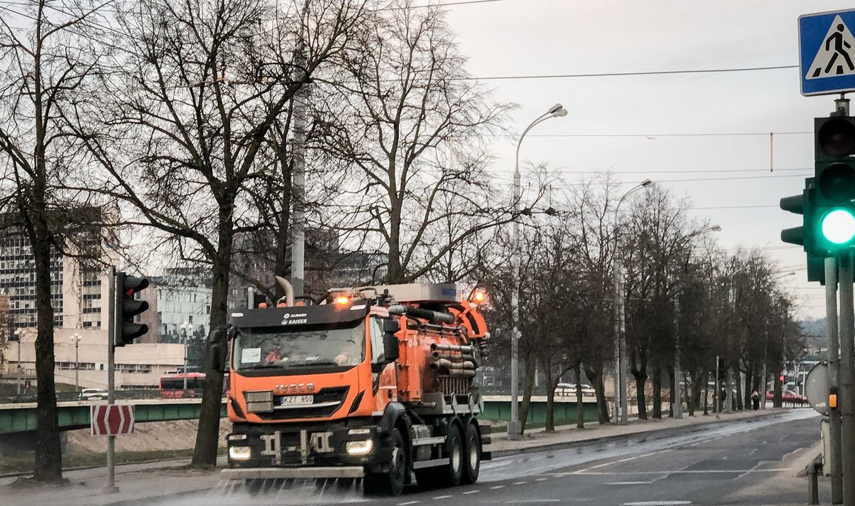 Grinda dezinfekuoja Vilniaus gatves