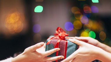 Šventinės dovanos: 5 idėjos kuo pradžiuginti artimuosius ir kolegas