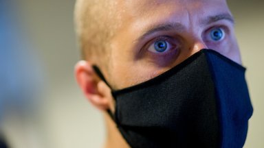 Darbuotojams ir lankytojams valstybės įstaigose ir įmonėse grąžinamos privalomos kaukės