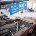 Aistros prie tankų: Latvijoje proputiniški veikėjai ragina nenešti ten gėlių
