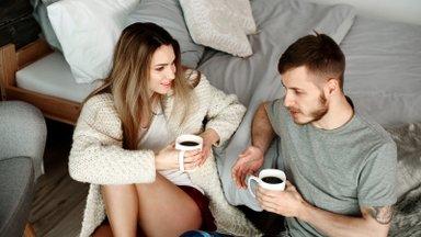 Pakanka vos 5 sekundžių santykiams pagerinti: tai darydamos kasdien poros jaučiasi artimesnės