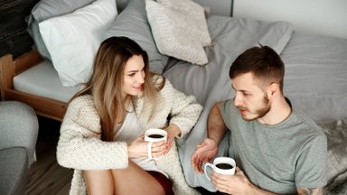Pakanka vos 5 sekundžių santykiams pagerinti: tai darydamos kasdien poros jaučiasi artimesnės