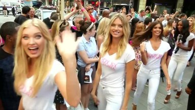 Dešimt naujųjų „Victoria‘s Secret“ angelų pasirodė Niujorko „Times“ aikštėje
