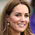 Prie prabangios suknelės Kate Middleton priderino netikėtą aksesuarą: tai parodė tikrąjį jos veidą