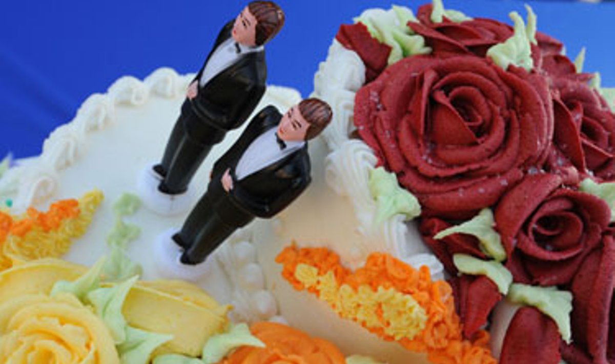 Vestuvių tortas su dviejų jaunikių figūrėlėmis
