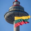 Vilniaus televizijos bokšte iškelta didžiausia trispalvė Lietuvoje