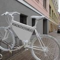 Klaipėdoje tragiškai žuvęs dviratininkas nepamirštas: baltas dviratis keliauja per miestą