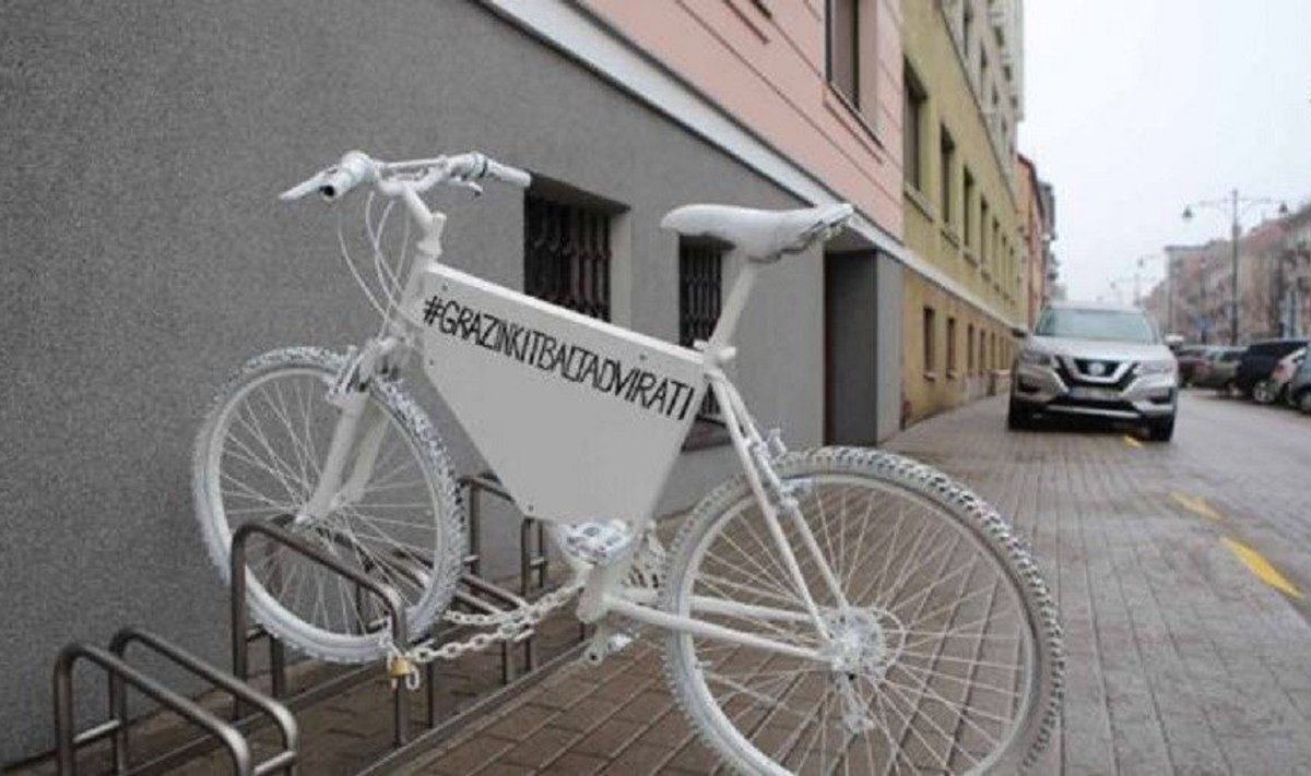 Baltas dviratis