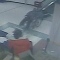 Kinijos prekybos centre nevaldomas neįgaliojo vežimėlis nuriedėjo nuo eskalatoriaus